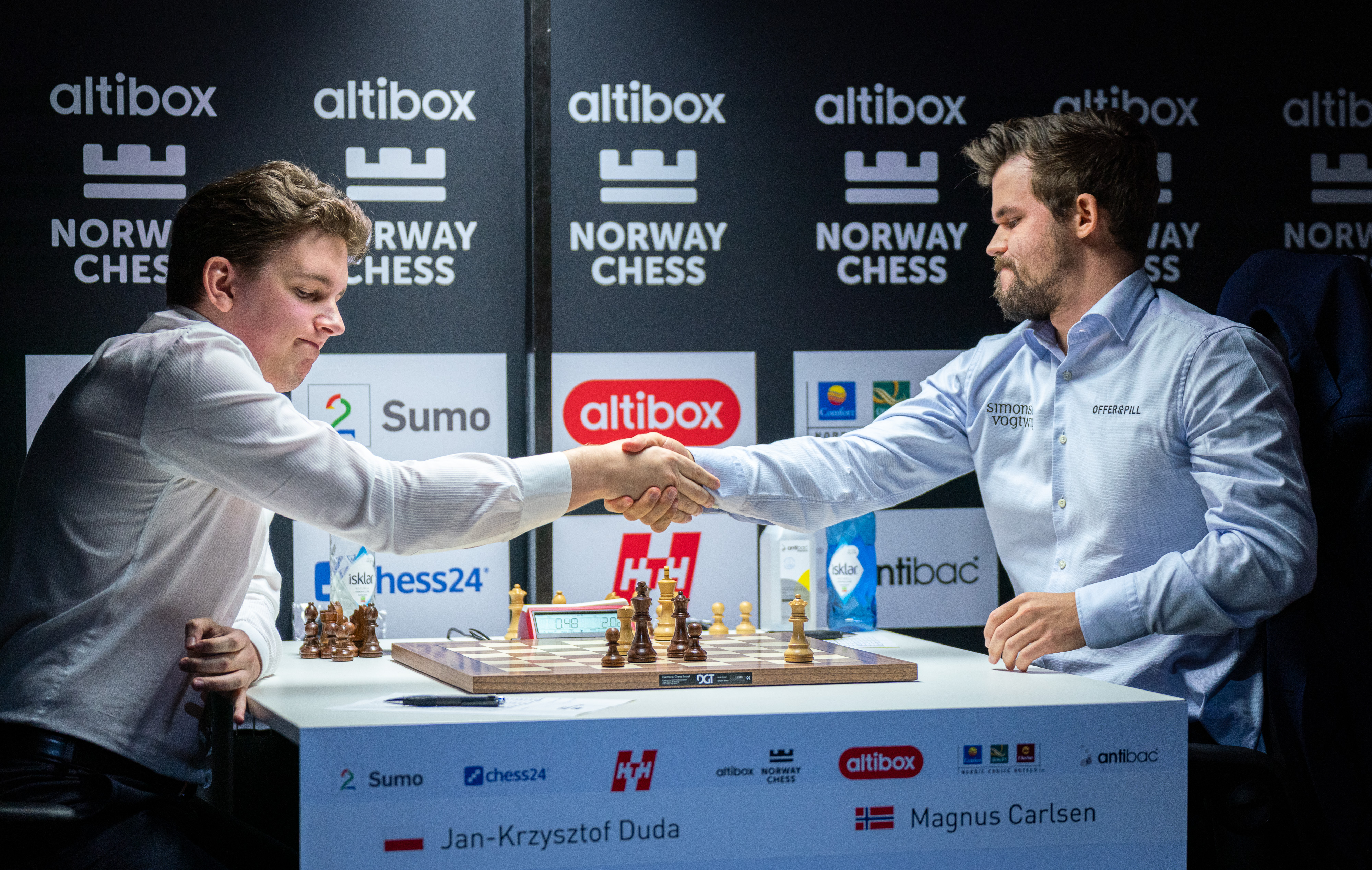 世界冠军卡尔森击败波兰国际象棋选手杜达后，遭遇了两年多以来的首次失利。